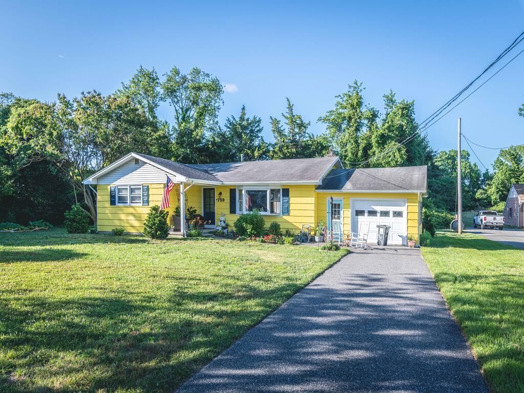 Perfect Pet Friendly Cottage with Large Yard