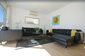 TV connectée, lecteur de DVD, livres