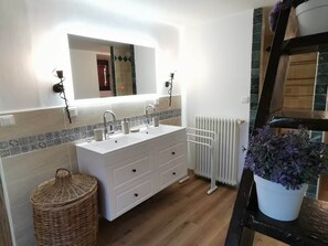Shower, hair dryer, towels - The Gîte du Ligal in Najac (Najac)