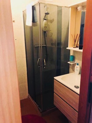 تجهيزات دش، مجففات شعر ، مراحيض شطف، مناشف