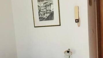 1 camera, ferro/asse da stiro, lenzuola