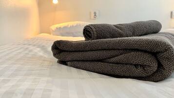 Hypo-allergenic bedding, free WiFi, bed sheets