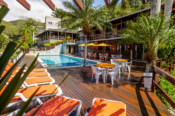 Una piscina al aire libre