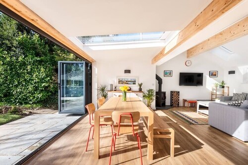 Trevint - Modern beach house in Falmouth, private parking