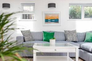 TV, fireplace - Trevint - Modern beach house in Falmouth, private parking (Falmouth)