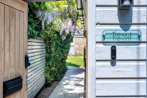 Exterior detail - Trevint - Modern beach house in Falmouth, private parking (Falmouth)