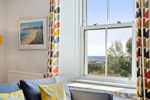 Pendennis - Bright Victorian flat, sea views, close to beach