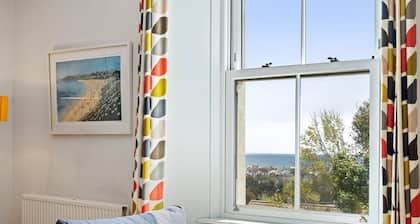 Pendennis - Bright Victorian flat, sea views, close to beach