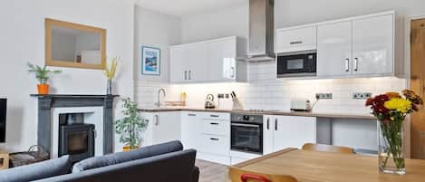 Kühlschrank, Mikrowelle, Ofen, Herdplatte