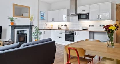 Pendennis - Bright Victorian flat, sea views, close to beach