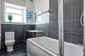 Bathtub, hair dryer, towels - Pendennis - Bright Victorian flat, sea views, close to beach (Falmouth)