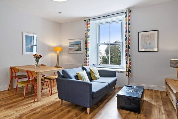 TV, fireplace - Pendennis - Bright Victorian flat, sea views, close to beach (Falmouth)