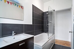 Bathtub, hair dryer, towels - Pendennis - Bright Victorian flat, sea views, close to beach (Falmouth)