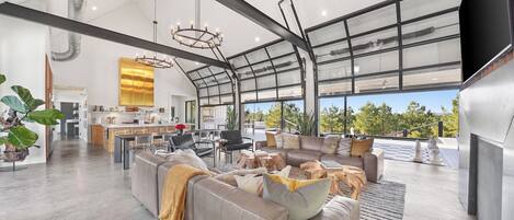 TV connectée, cheminée, jeux vidéo, baby-foot