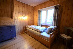 3 bedrooms, iron/ironing board, travel crib, free WiFi