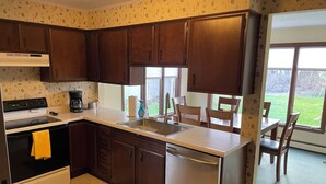 Coffee/tea maker, fridge, microwave, oven - Quiet single-level fully furnished house (Bangor)