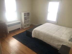 2 soverom, skrivebord, reiseseng for barn og wi-fi (inkludert)