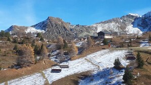 A mountain landscape with a ski lift, a small building, and a clear blue sky. - Studio 2-3 pers. at the foot of the slopes (Mâcot-la-Plagne)