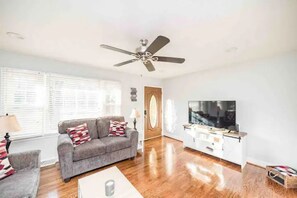 Smart-TV, Kamin, Bücher