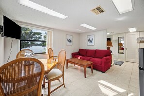 Smart TV - Lakefront Lego Land Estate (Winter Haven)