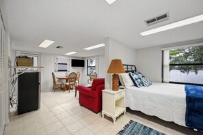 5 bedrooms, free WiFi, bed sheets - Lakefront Lego Land Estate (Winter Haven)