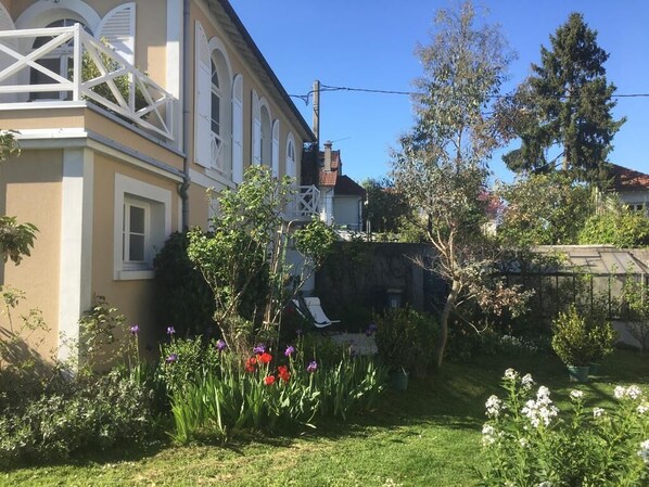 A residential building with a garden. - Charming little house - Paris. Versailles - Roland Garros - Golf - Normandy (Garches)