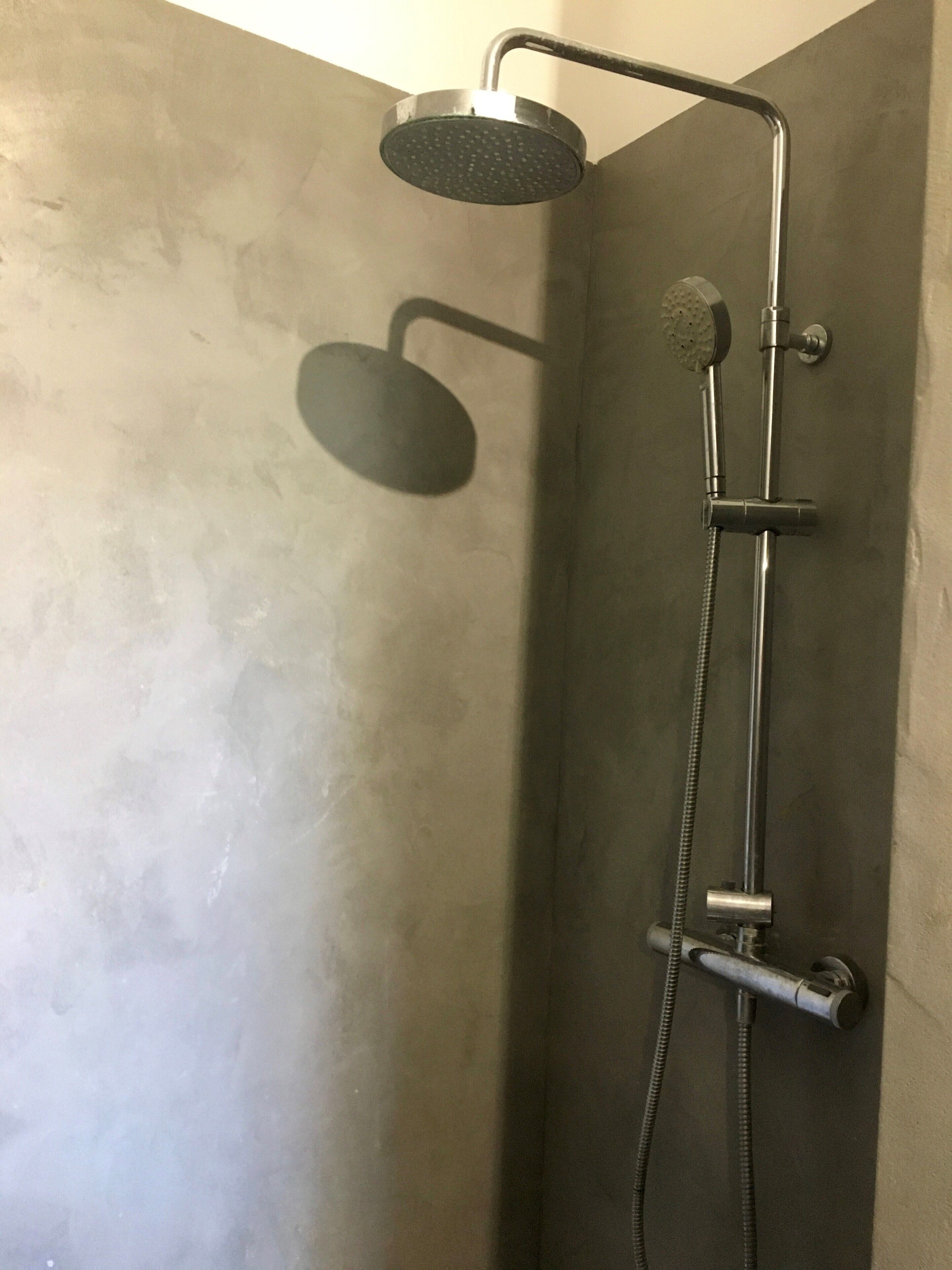 Douche, serviettes fournies, savon, papier toilette
