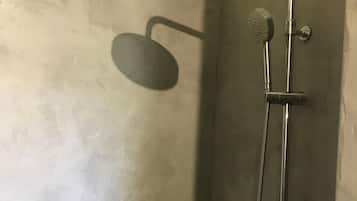 Douche, serviettes fournies, savon, papier toilette