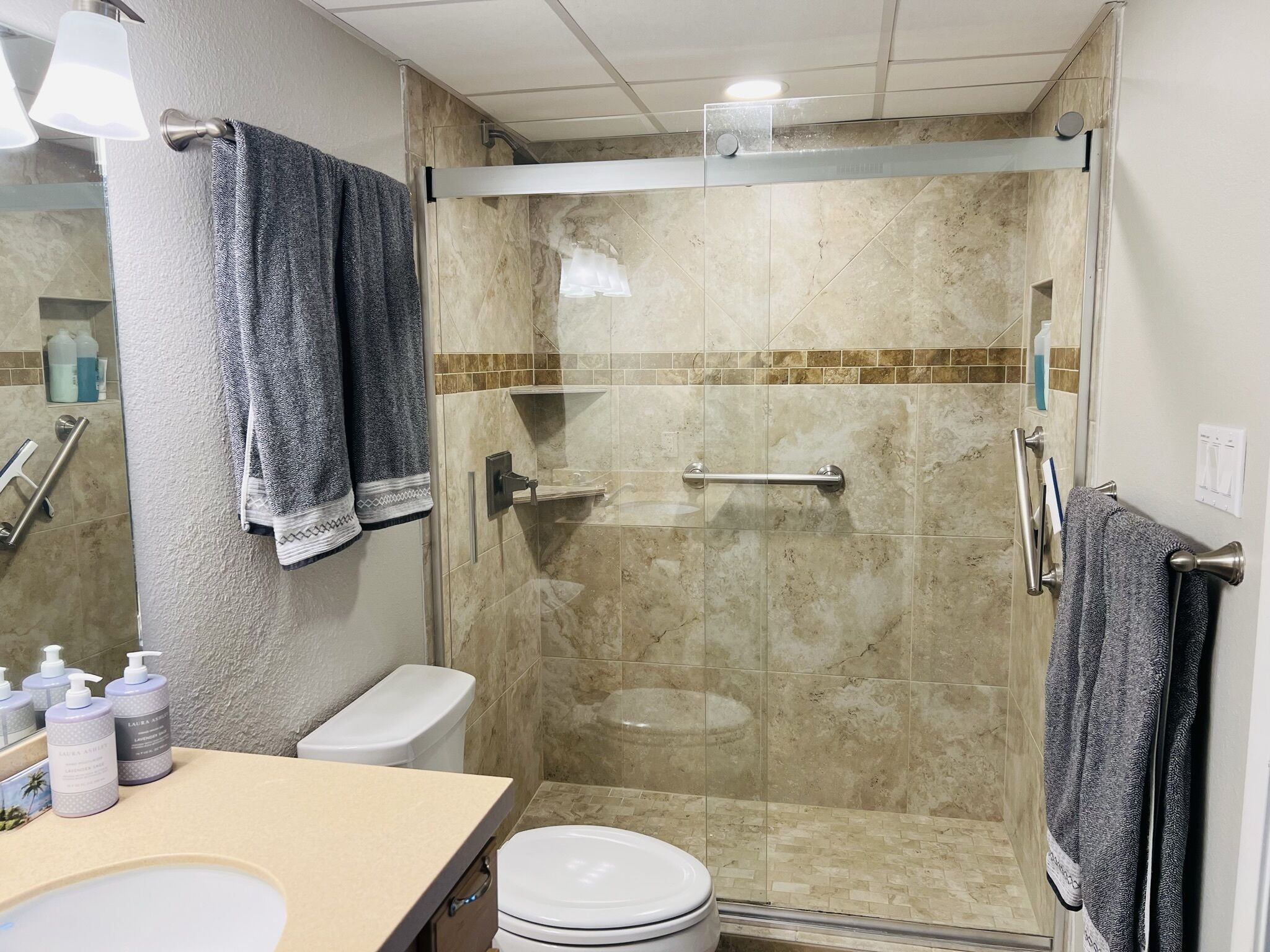 Combined shower/tub, towels, soap, toilet paper
