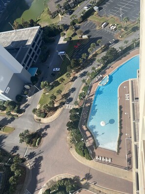 Utomhuspool och uppvärmd pool