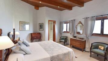 3 slaapkamers, een strijkplank/strijkijzer, gratis wifi, beddengoed