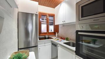 Frigorífico, microondas, horno y lavavajillas