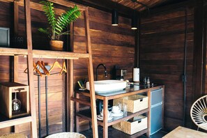Chambre Deluxe | Cuisine privée | Bouilloire électrique, table de salle à manger