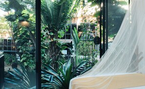 Suite, vue sur le jardin | Vue de la chambre