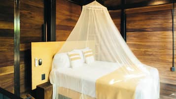 Villa, vista al jardín | Ropa de cama de alta calidad y caja de seguridad en la habitación