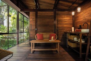 Deluxe Room, 1 Queen Bed | Living area