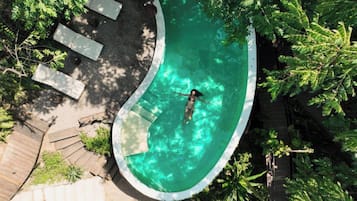 Piscine extérieure, chaises longues