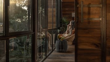 Canopy Cabin | Ropa de cama de alta calidad y caja de seguridad en la habitación