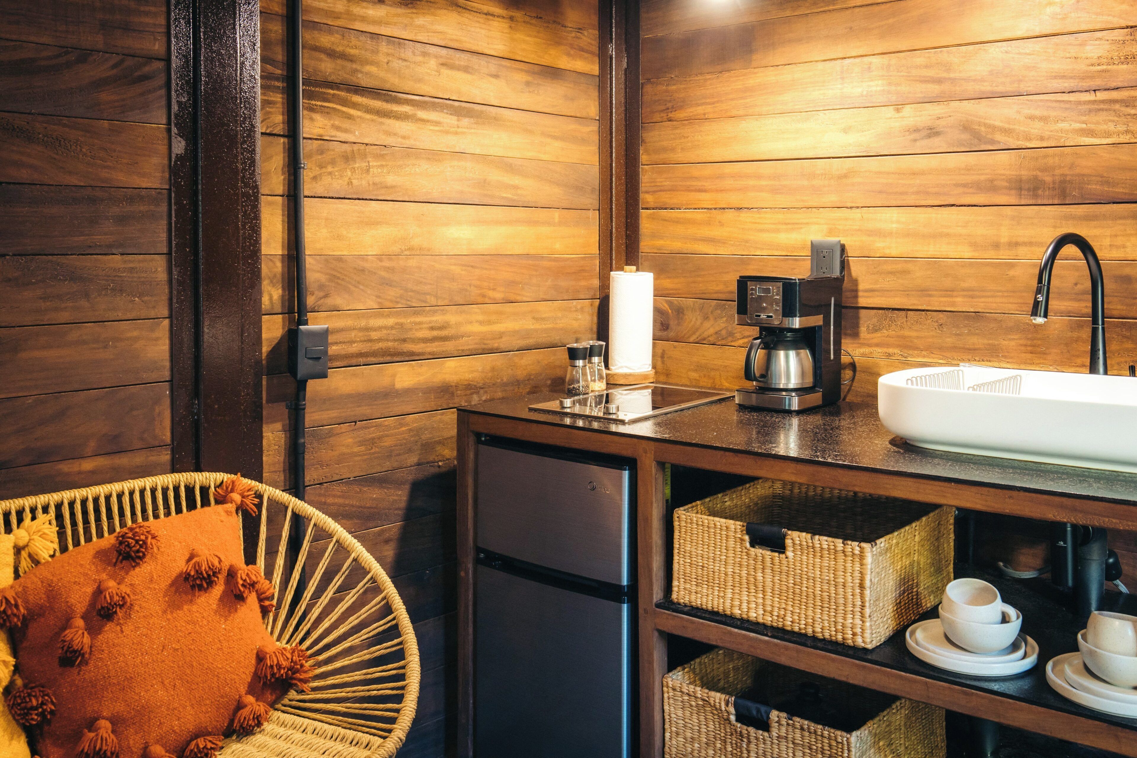 Deluxe kamer | Privékeuken | Een waterkoker, een eettafel