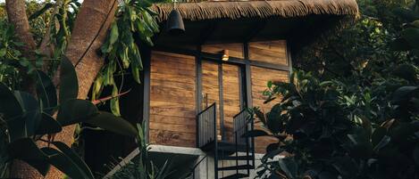 Literie de qualité, coffre-fort, ameublement unique