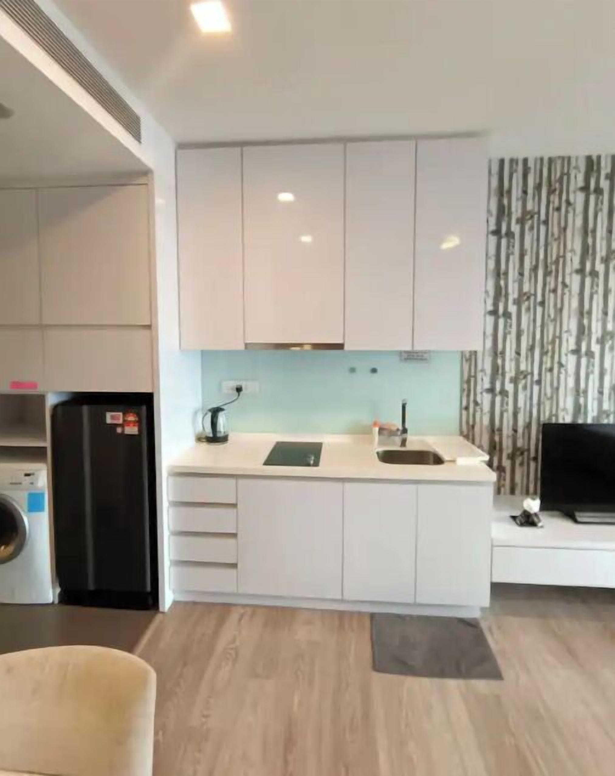 Kühlschrank, Mikrowelle, Herdplatte, Wasserkocher