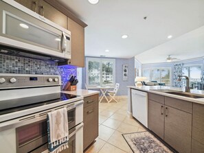 Kühlschrank, Mikrowelle, Ofen, Geschirrspüler