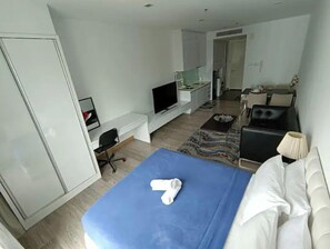 Skrivebord, strykejern/-brett, wi-fi (inkludert) og sengetøy