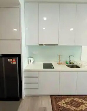 Réfrigérateur, micro-ondes, plaque de cuisson