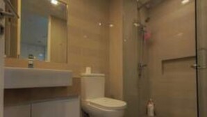 Ein Badezimmer mit Toilette, Waschbecken und Duschbereich.