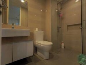 Shower, hair dryer, bidet, towels - The Perfect Retreat Ramada Suites KLCC (Kuala Lumpur)