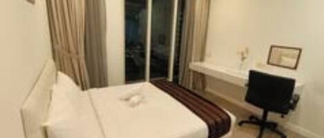 Työpöytä, silitysrauta/-lauta, ilmainen Wi-Fi, vuodevaatteet