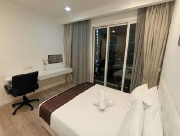 Desk, iron/ironing board, free WiFi, bed sheets - The Perfect Retreat Ramada Suites KLCC (Kuala Lumpur)