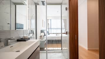 Apartamento superior | Banheiro | Chuveiro, chuveiro com efeito de chuva, produtos de toalete grátis