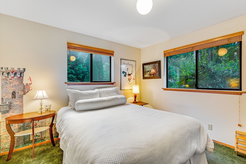 Hood Canal close to the beach with wraparound deck, pool table